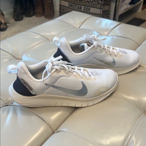 Nike White and Black Athletic Shoes - Picture 1 of 3
